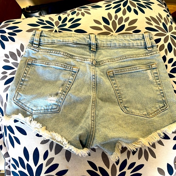 Light wash high waisted denim cut off shorts by Divided - Picture 2 of 3